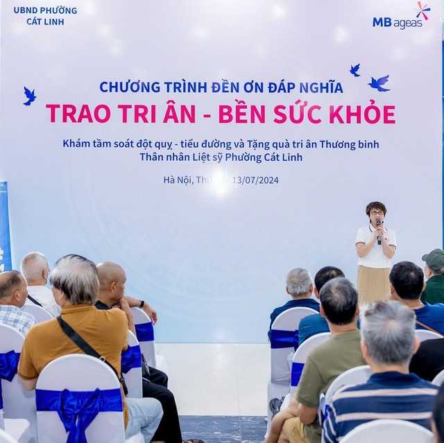 MB Ageas Life thăm khám sức khoẻ và tặng quà cho người có công phường Cát Linh