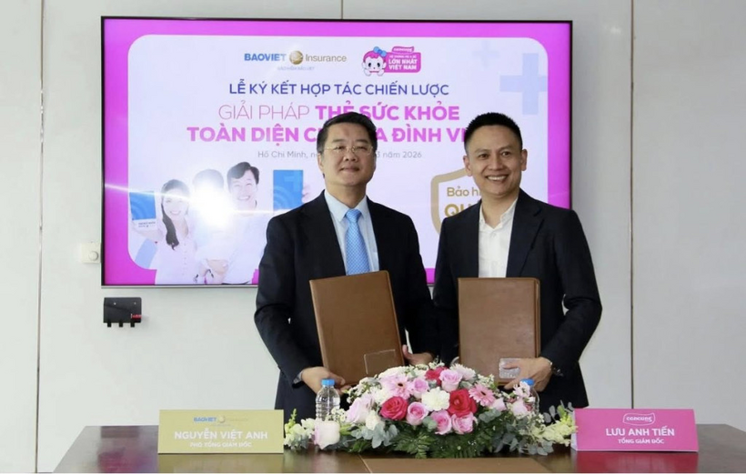 Ông Nguyễn Việt Anh, Phó Tổng Giám đốc Tổng Công ty Bảo hiểm Bảo Việt ký kết hợp tác cùng ông Lưu Anh Tiến - Tổng Giám đốc CTCP Con Cưng. Ảnh: PV.