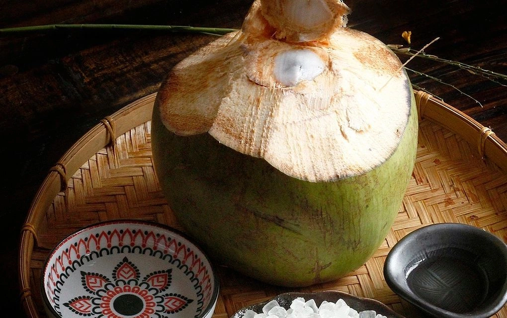 Vì sao nước dừa giúp thịt kho mềm, lên màu đẹp và đậm đà hơn?